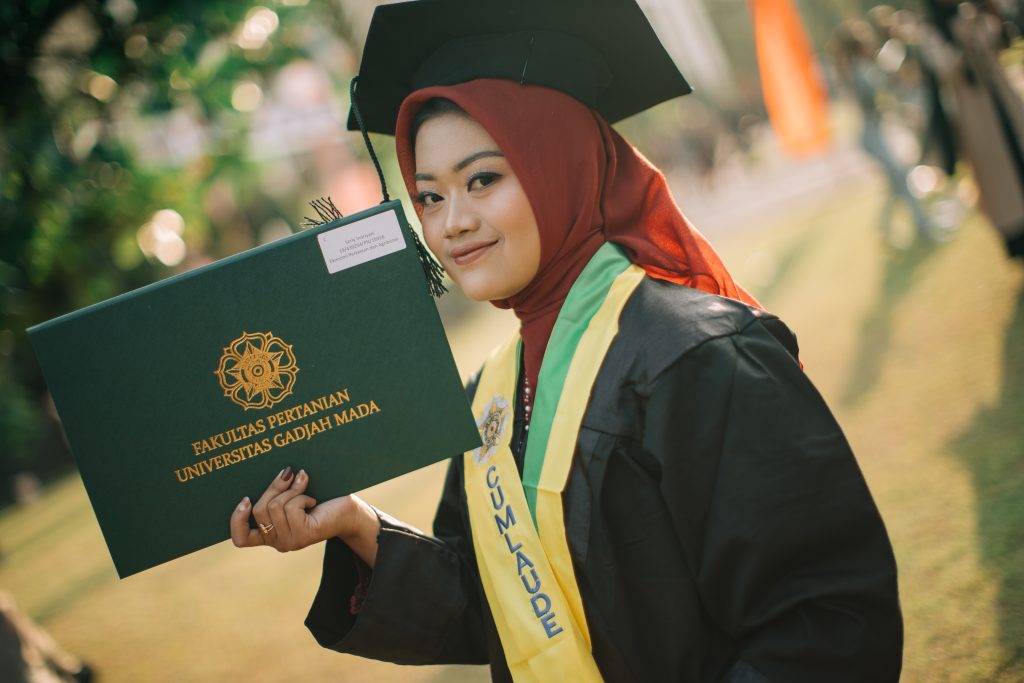 Wisudawan Terbaik Program Studi EPA Periode IV Tahun Akademik 2022/2023 ...